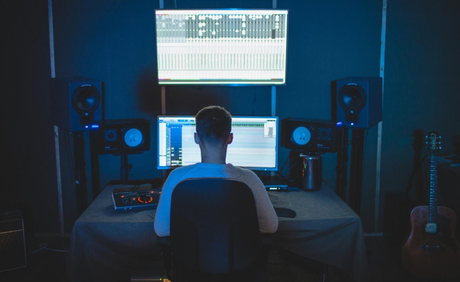 Sessione pratica di editing video con studenti aradoleonix
